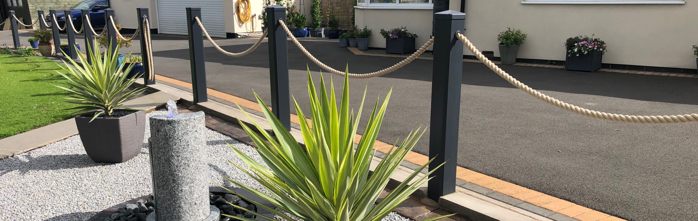 How to help your clients make the most of their outdoor living space | liniar fencing dark grey